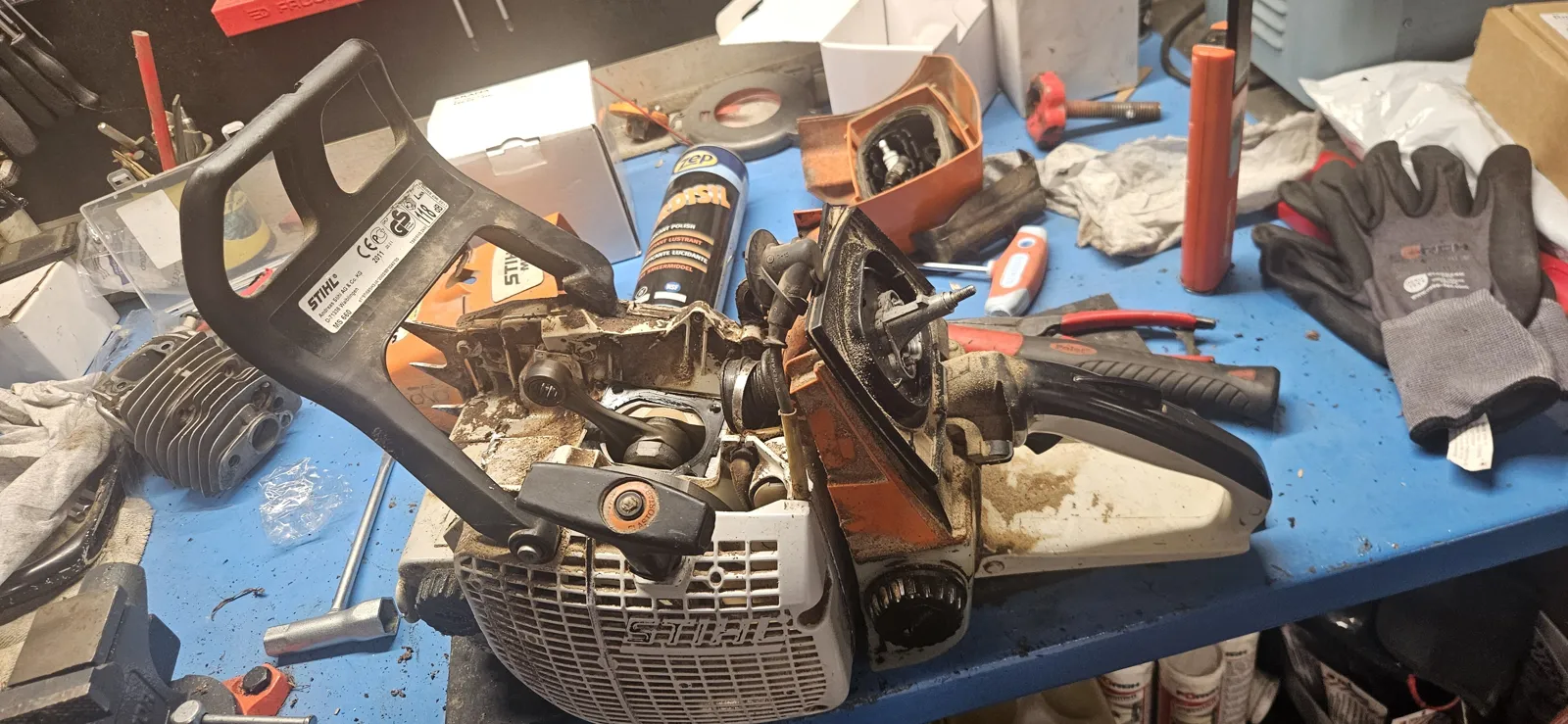 Tronçonneuse en réparation sur l'établi de l'atelier