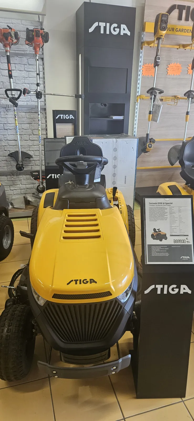Autoportée Stiga en exposition
