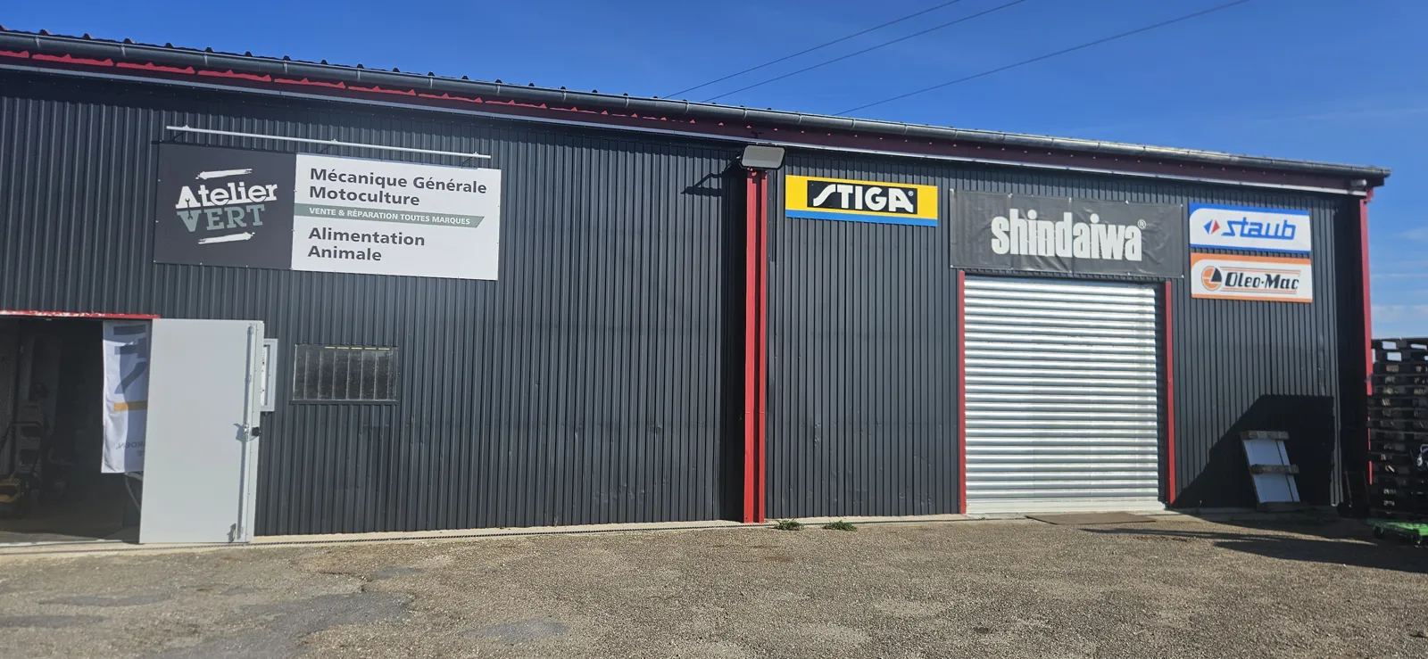 Façade de l'Atelier Vert avec les enseignes Stiga, Shindaiwa et Staub