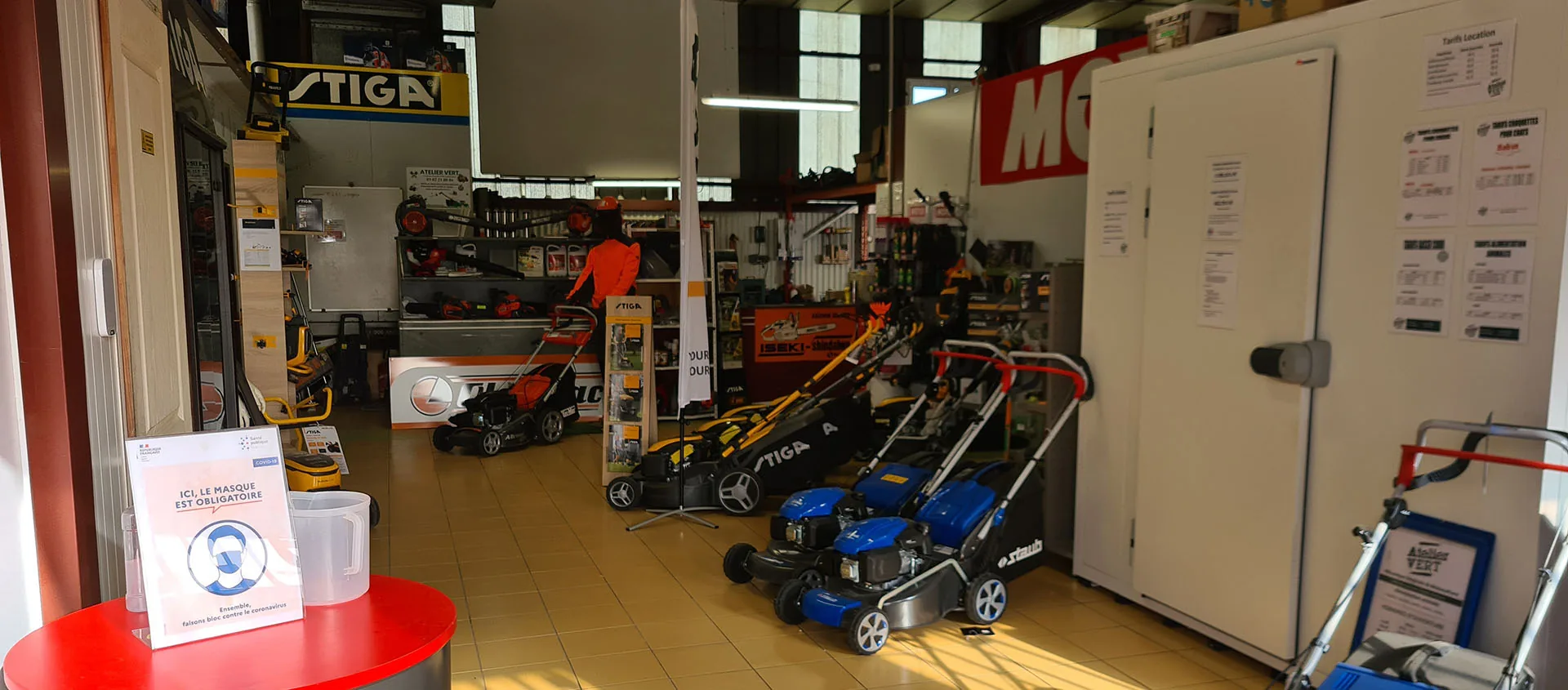 Tondeuses et autoportées exposées au magasin Atelier Vert