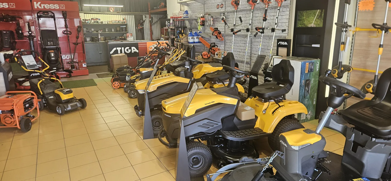 Showroom avec autoportées Stiga et tondeuses