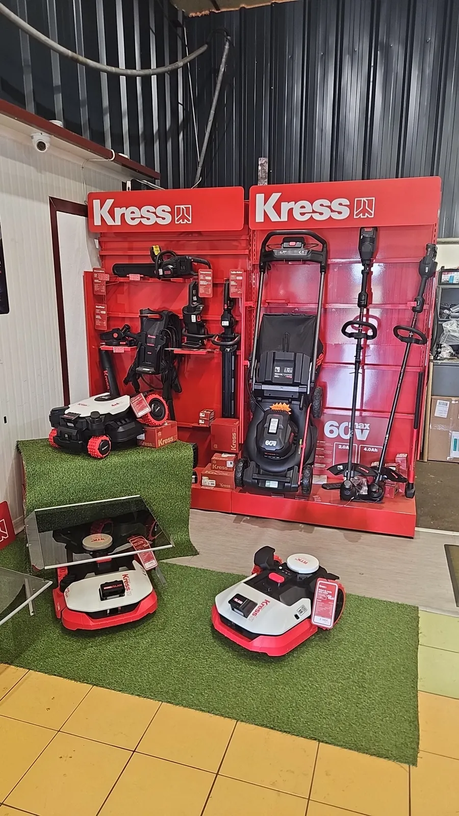 Robots de tonte Kress exposés au magasin